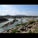 In der Nähe des Khongyai-Strandes, unterhalb des Tad Somphamit Wasserfalls